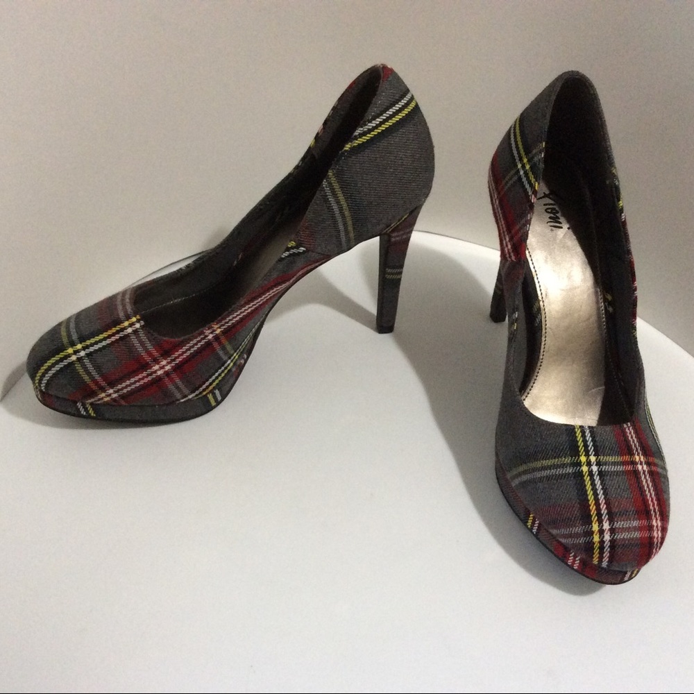Like new Fioni Scottish plaid platform heels